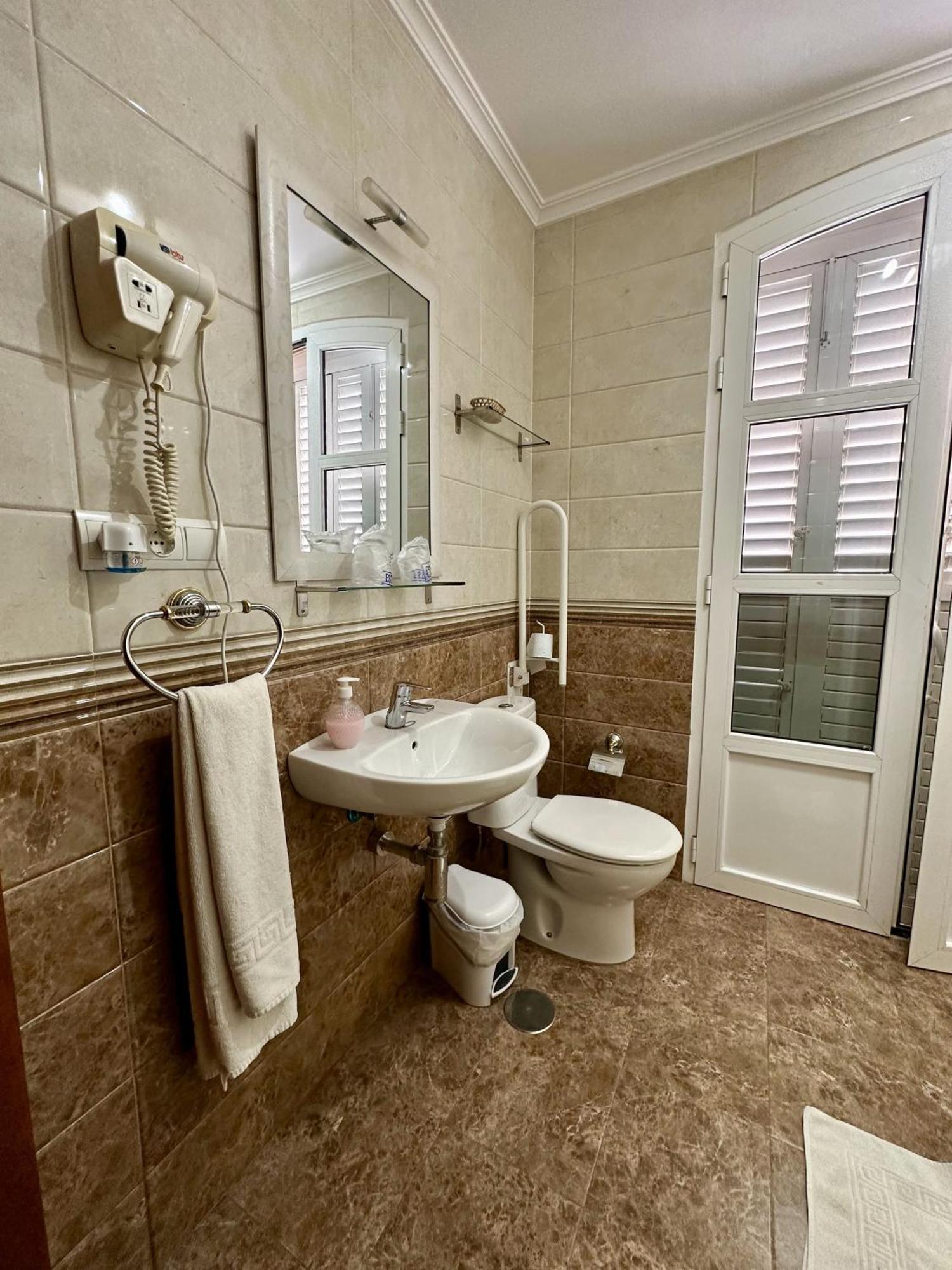 Hostal Avenida تابيرناس المظهر الخارجي الصورة