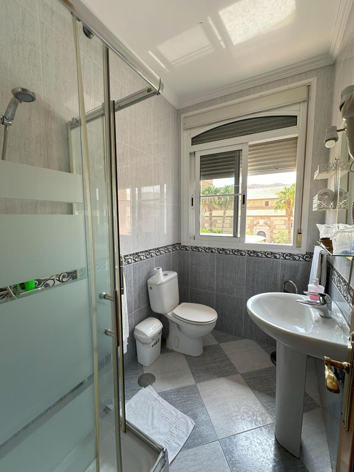 Hostal Avenida تابيرناس المظهر الخارجي الصورة