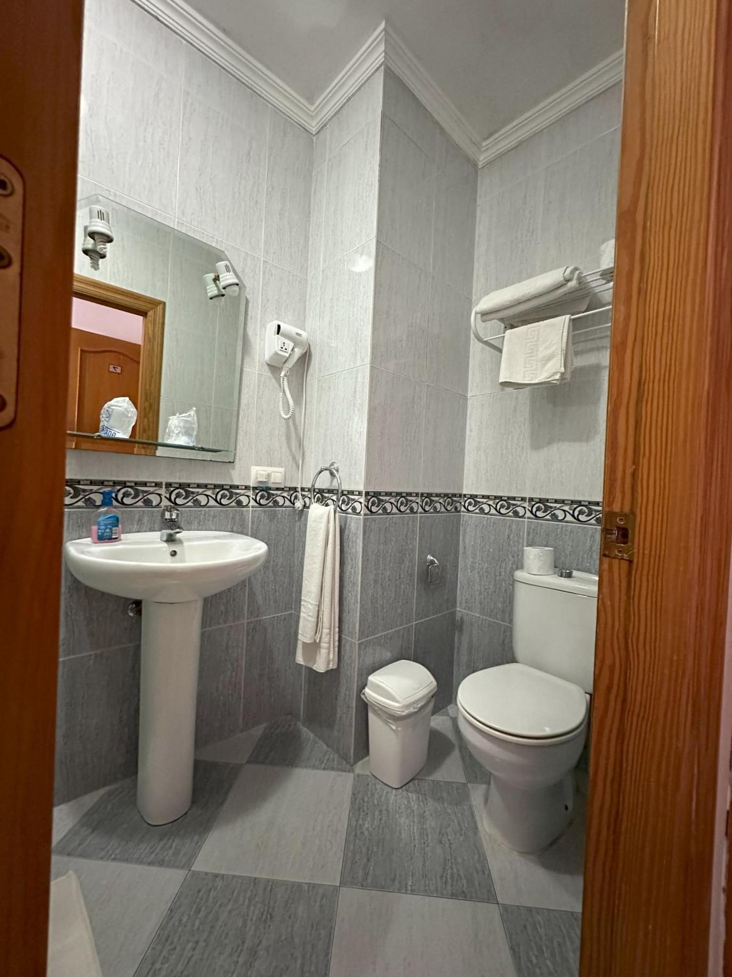 Hostal Avenida تابيرناس المظهر الخارجي الصورة