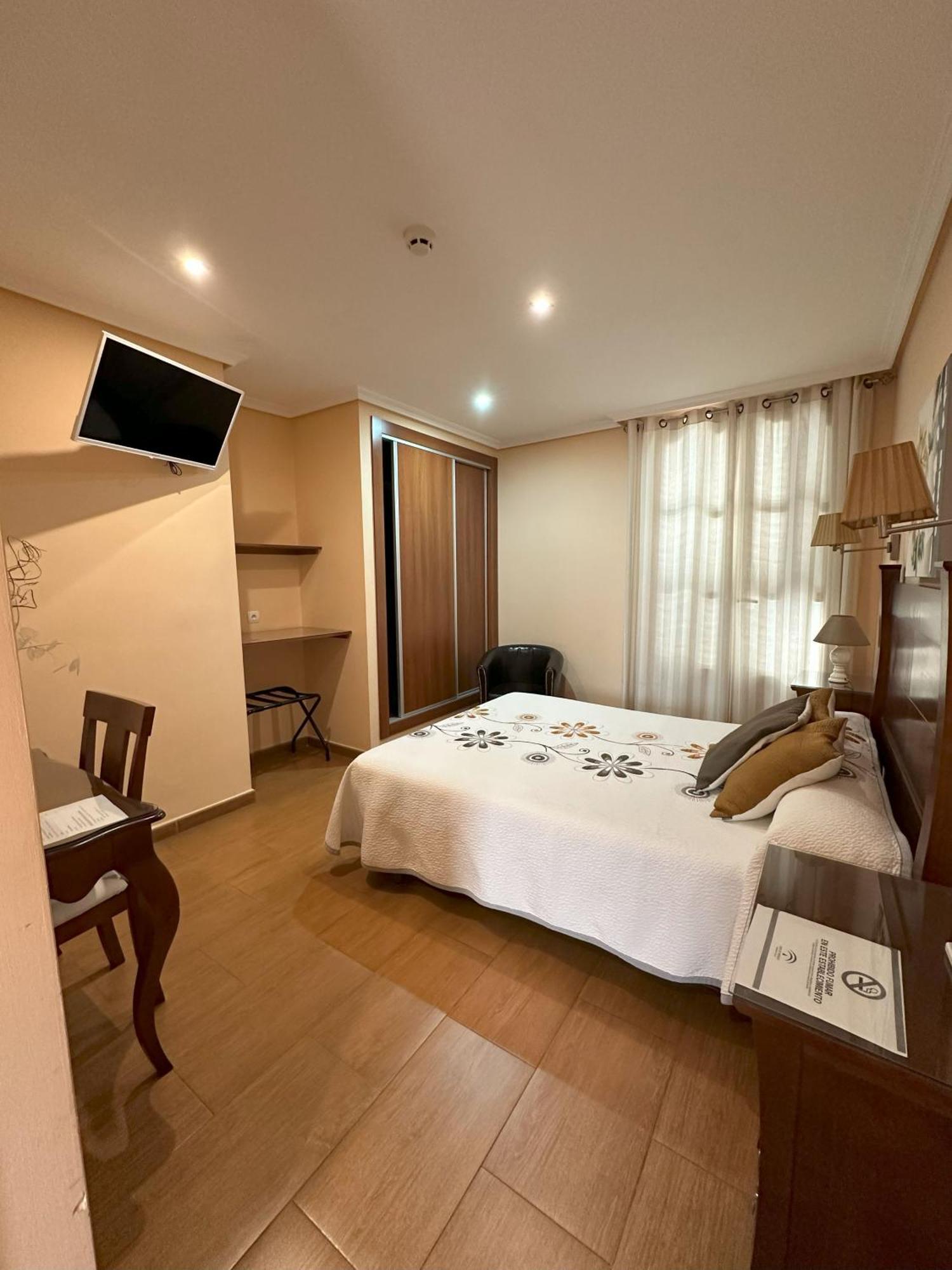 Hostal Avenida تابيرناس المظهر الخارجي الصورة