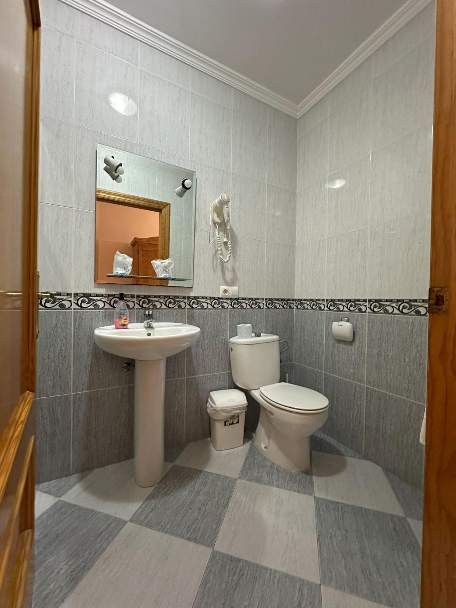 Hostal Avenida تابيرناس المظهر الخارجي الصورة